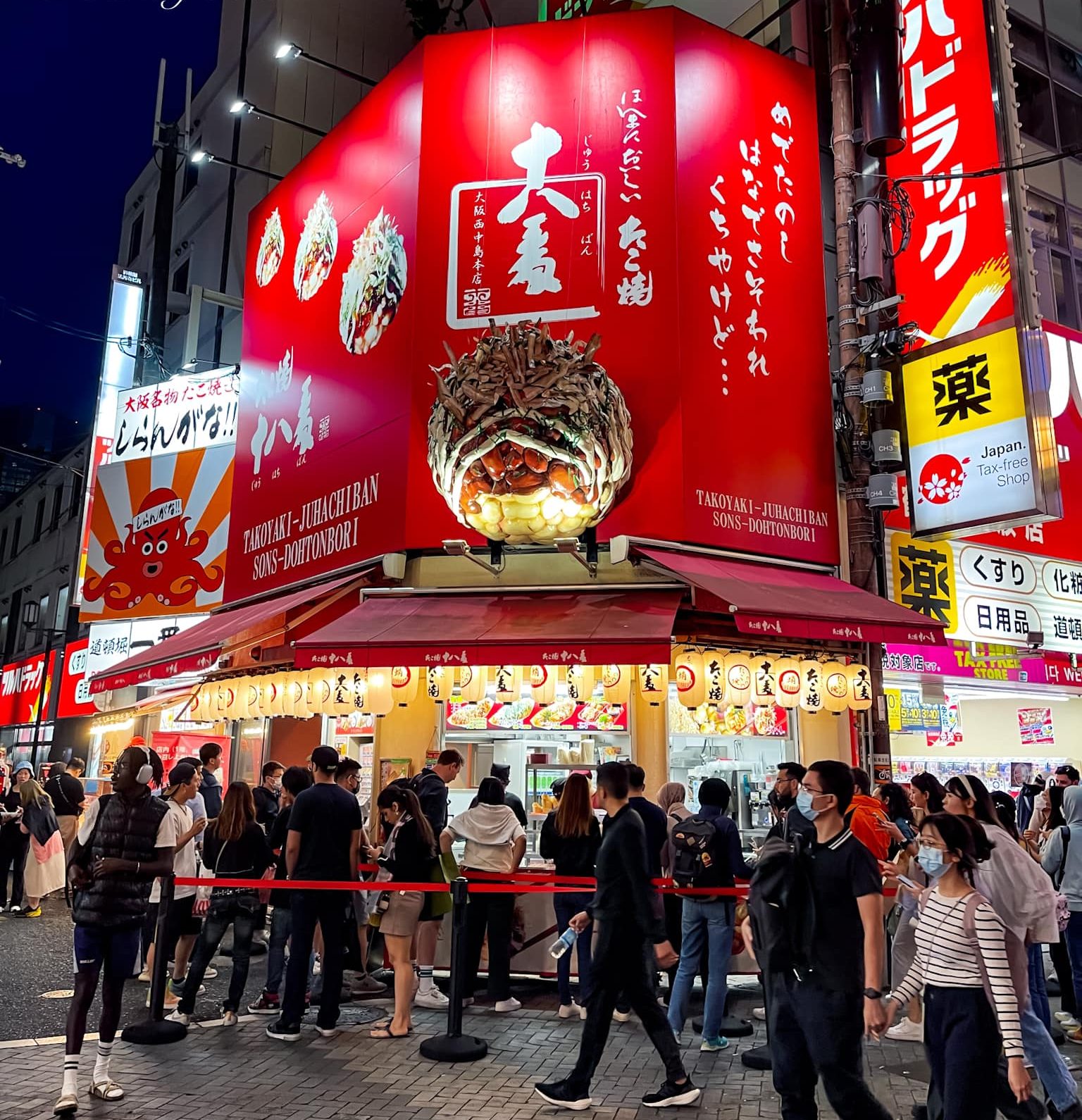 Terkenal sebagai tempat makan terbaik di Osaka, Takoyaki Juuhachiban membuat sajian menu yang bisa di bilang unik