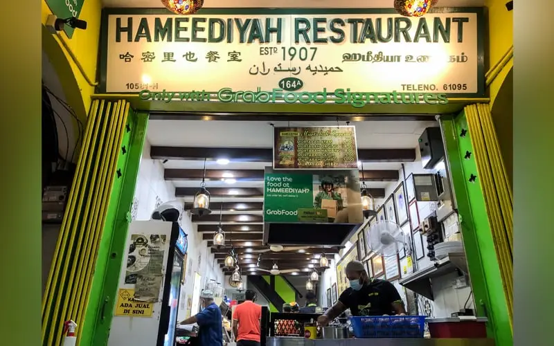 Restoran Hameediyah ini bukan hanya menjual Nasi Kandar saja, tetapi juga martabak nya yang tak kalah nikmat