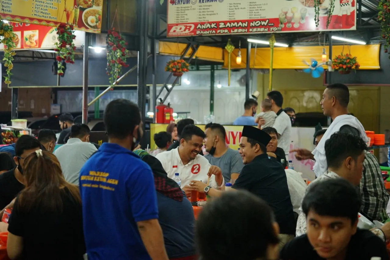 Bobby Nasution, Makan Malam Di Warkop Agam 