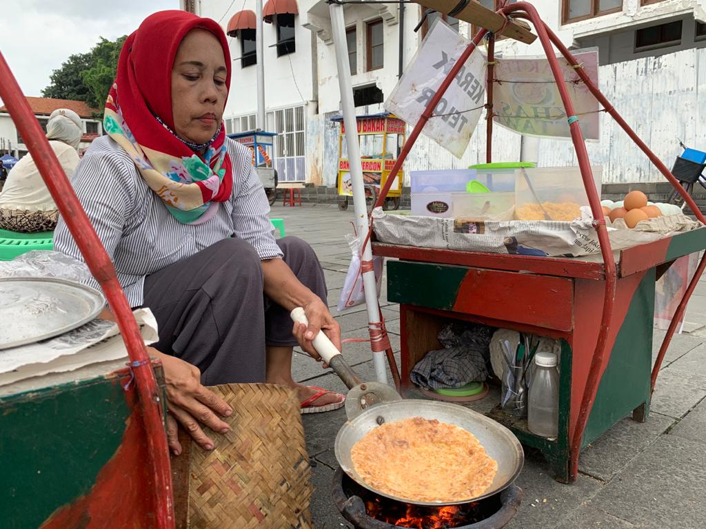 Kerak Telur jajanan yang populer dengan teksturnya yang garing