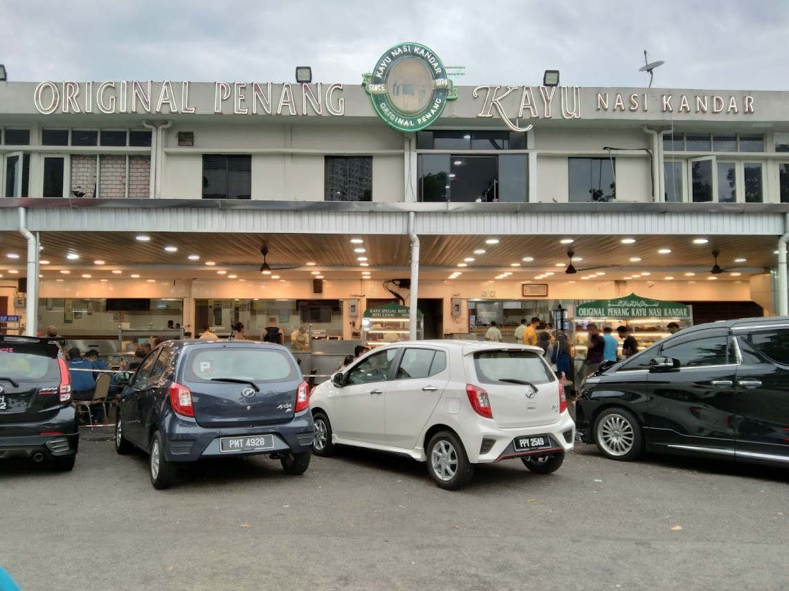 Nasi Kandar Kayu ini masuk dalam kategori rekomendasi tempat menjual nasi kandar yang terkenal di Penang